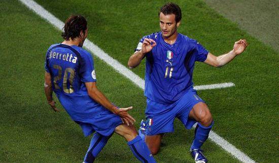 绿茵场庆祝动作,绿茵信仰进三个球庆祝动作