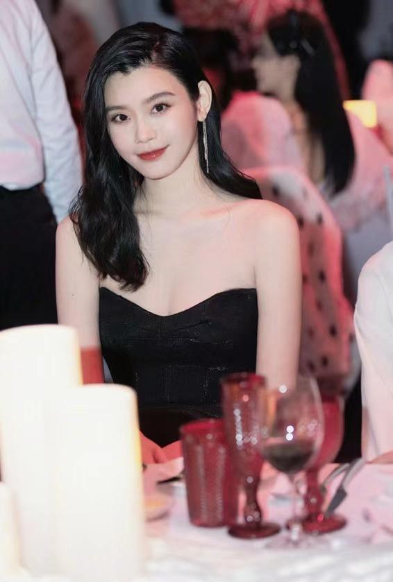 奚梦瑶和何超欣图,奚梦瑶和何超欣对比照