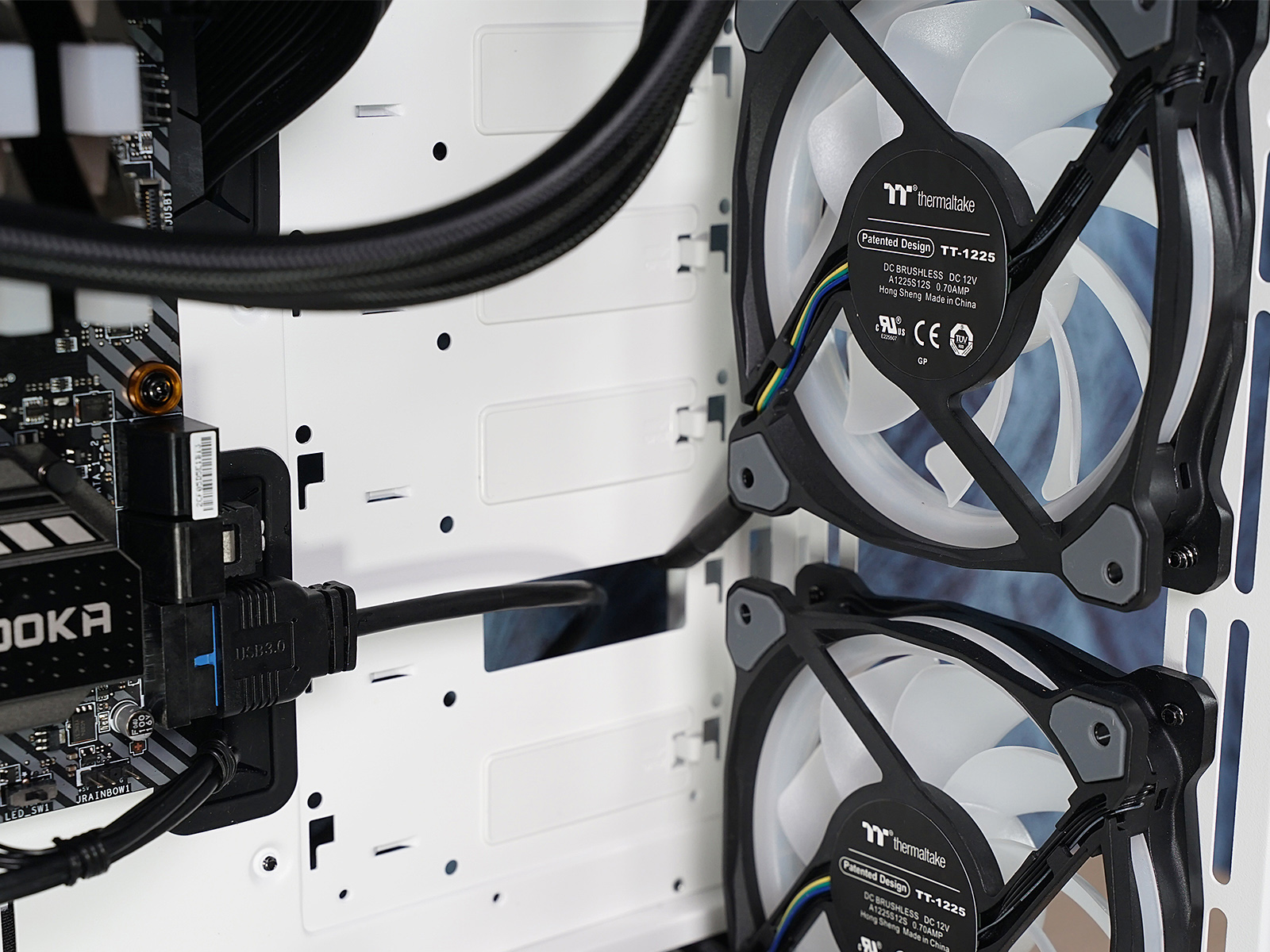 秀桌面：送老婆RGB全家桶PC，钱都花在光效上的感觉真棒