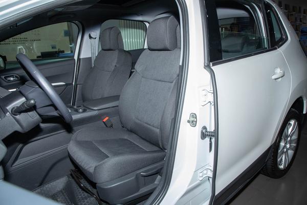 15万可入手，1.6T动力油耗6.4L，标致3008还能再翻红吗？