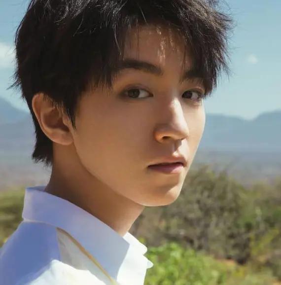 王俊凯被星探发现原视频,王俊凯被星探发现视频