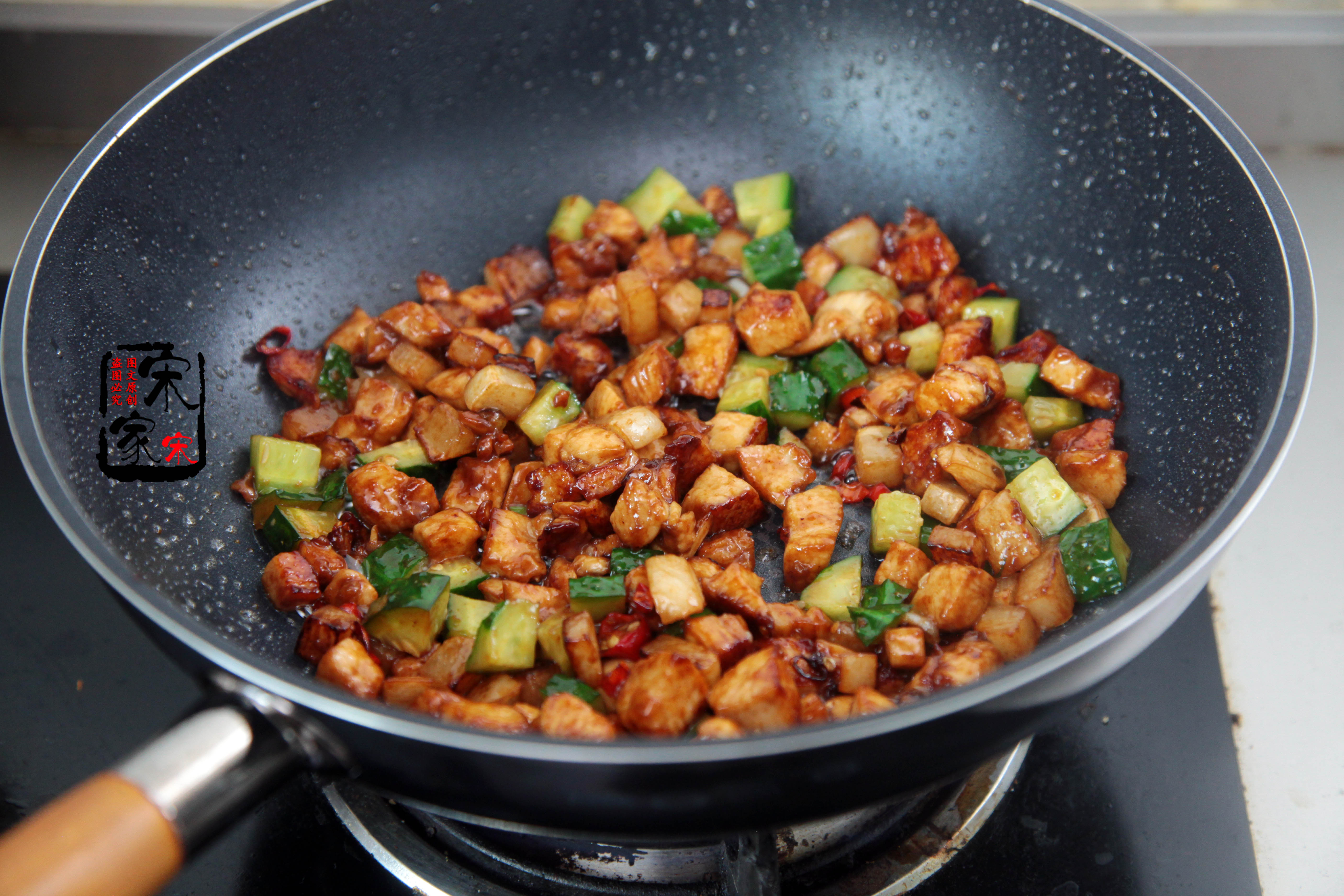 鸡胸肉这样做才好吃不炒不油炸,炒鸡胸肉丁嫩而不柴的诀窍