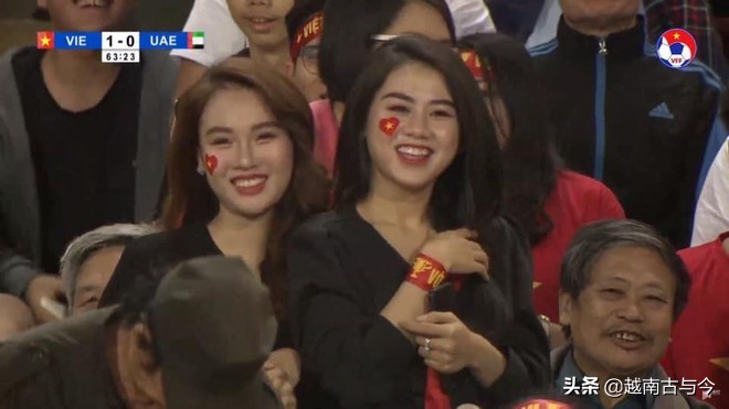 越南清纯女球迷走红,越南女球迷庆祝越南队胜利