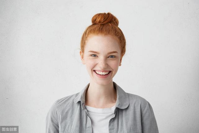 表情不自然的拍照姿势,拍照时怎么微笑拍照表情更自然