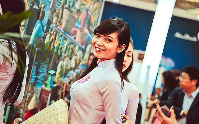 大量越南姑娘涌入中国旅游,越南边界一河之隔