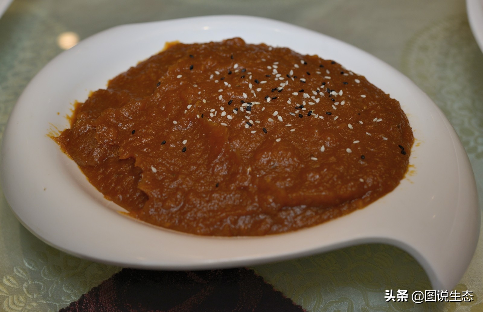 华灯初上，开封香飘夜空，叫卖声、欢笑声构成夜市版的清明上河图