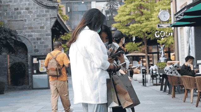 太古里的年轻人耳机在放什么？