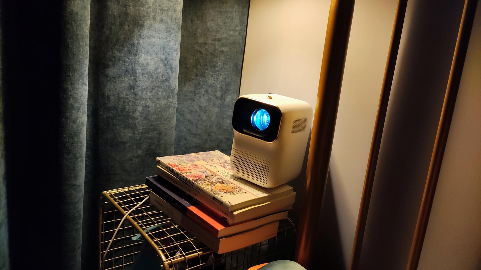 小明q1特别版智能投影仪,小明q1pro投影仪和极米newz6比较