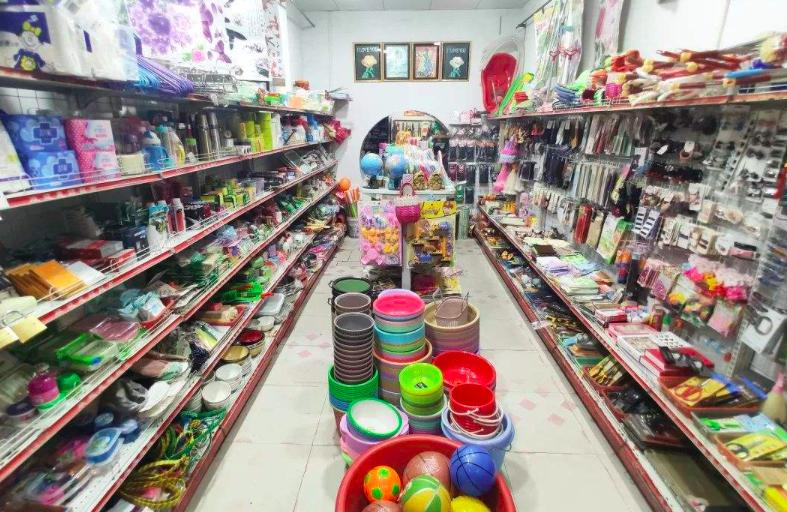 为什么街上的两元店价格能这么低，还能赚到钱吗？