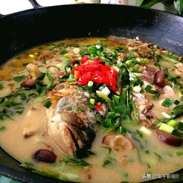 要想鱼肉香就用铁锅炖,铁锅炖鱼怎么鱼肉不散