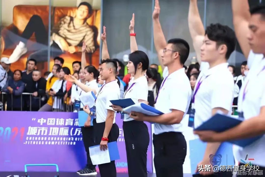 燃爆体能赛现场的，除了爆燃的体能咖，还有德西这支神秘的队伍