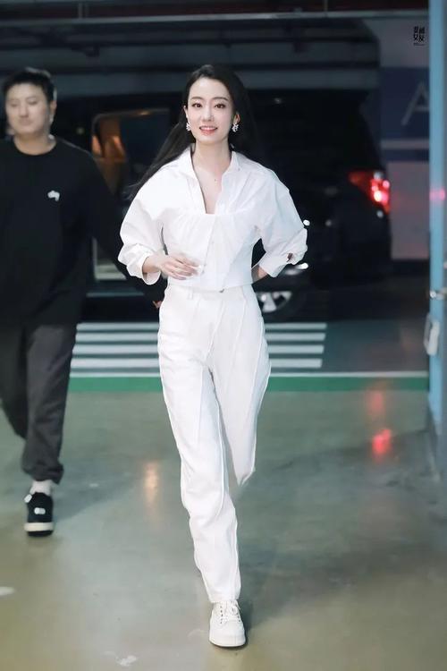 张小斐私服,张小斐黑礼服