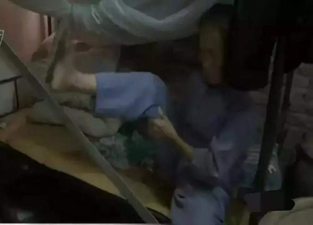 一老人被天降铁锤砸中,近日老人被天降铁锤砸中