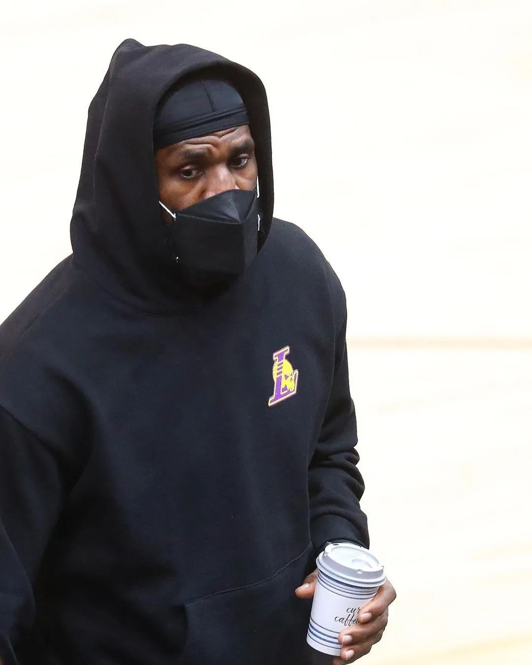 心疼!詹姆斯穿上厚重的护靴!湖人放弃场均5.4分3.2板中锋