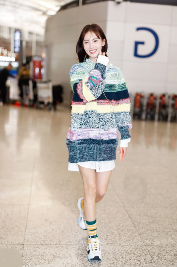 适合学生党的显瘦百搭裤子,阔腿牛仔裤搭配短款连帽卫衣学生