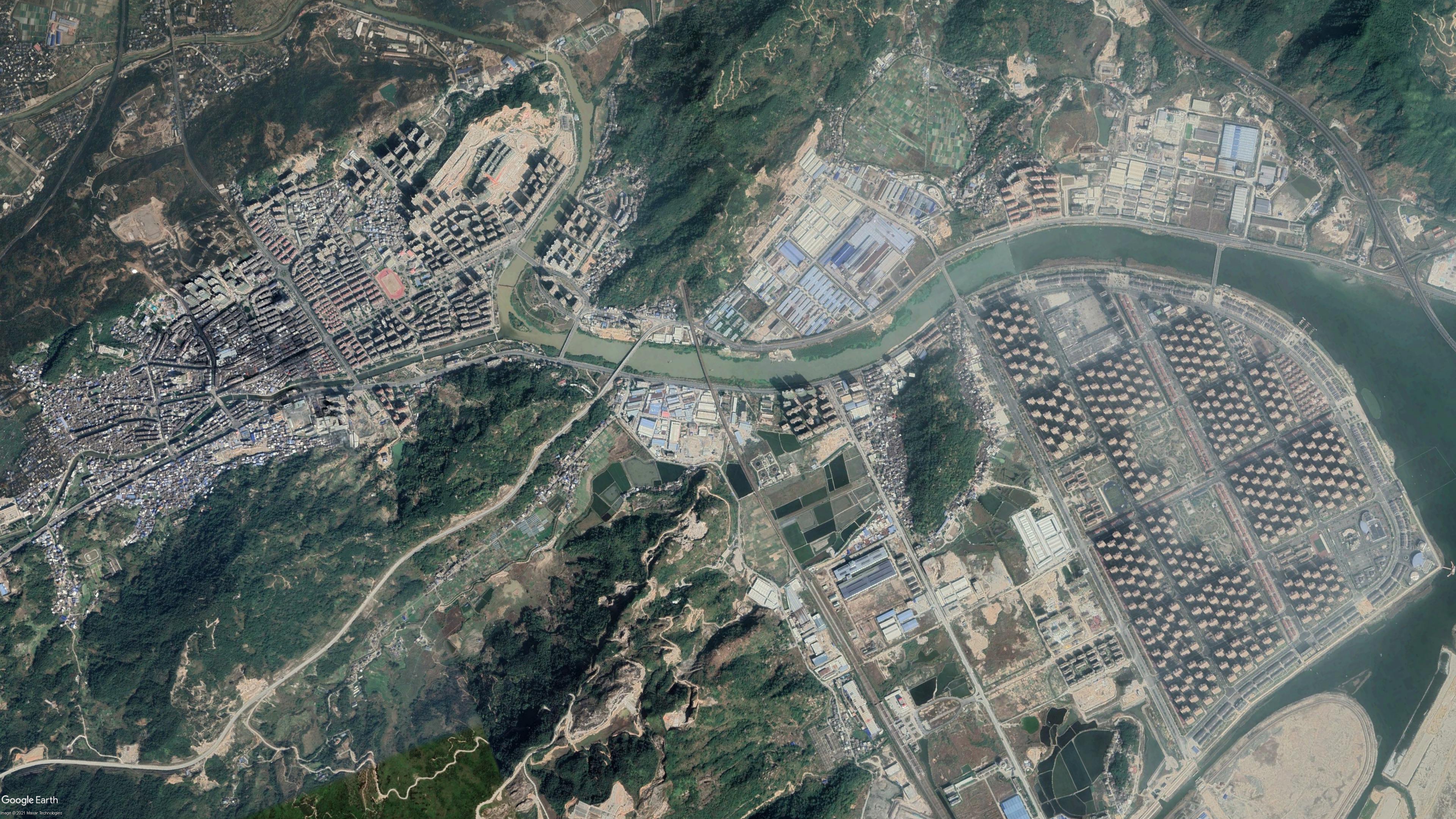 罗源这个小区的面积比城市还要大海景及高铁傍身却依旧空空荡荡