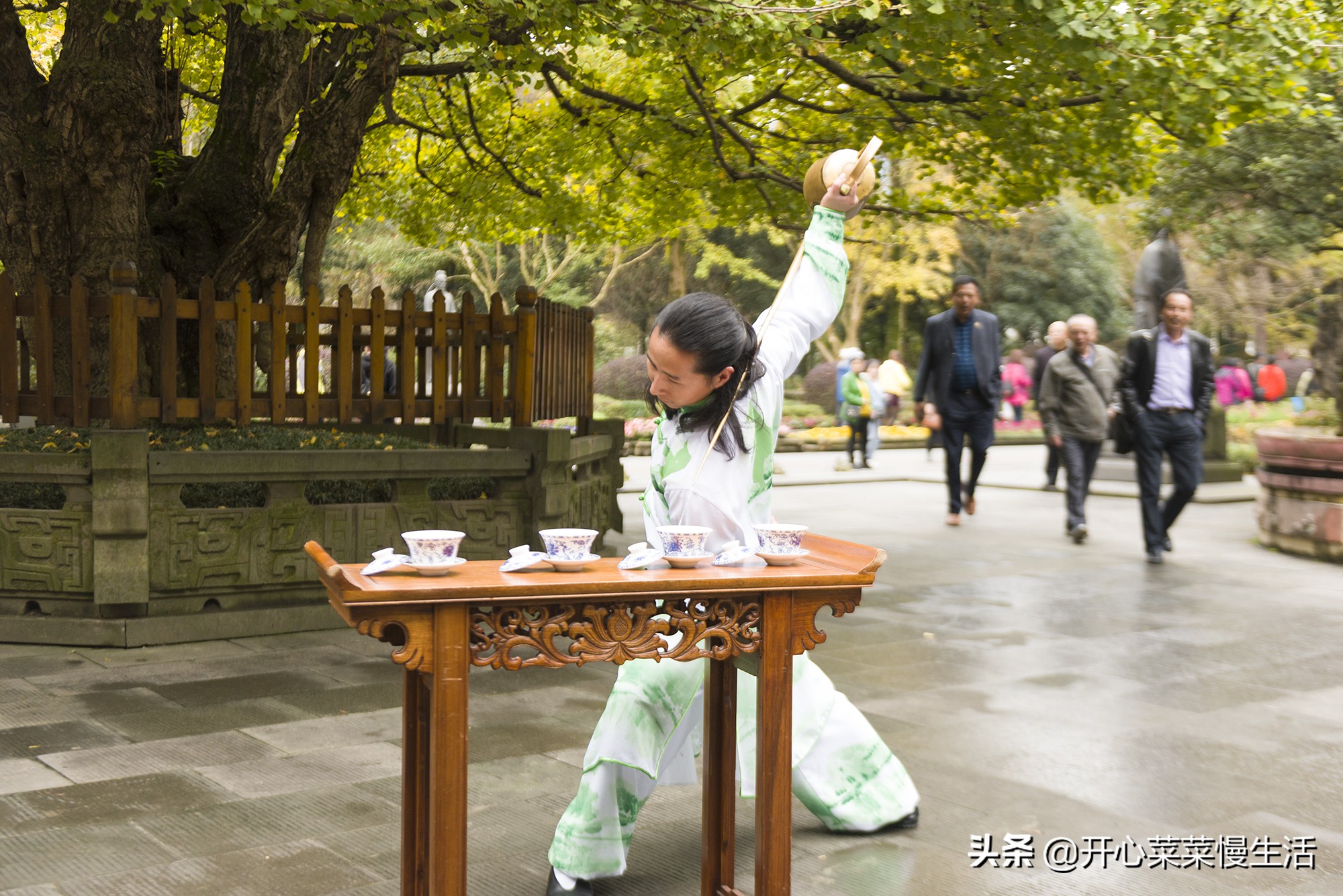 小伙喝茶技术技惊四座,小伙挑水十年练绝技