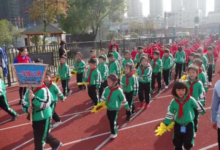 幼儿园穿贵裙子被孤立,小朋友穿裙子被同学孤立