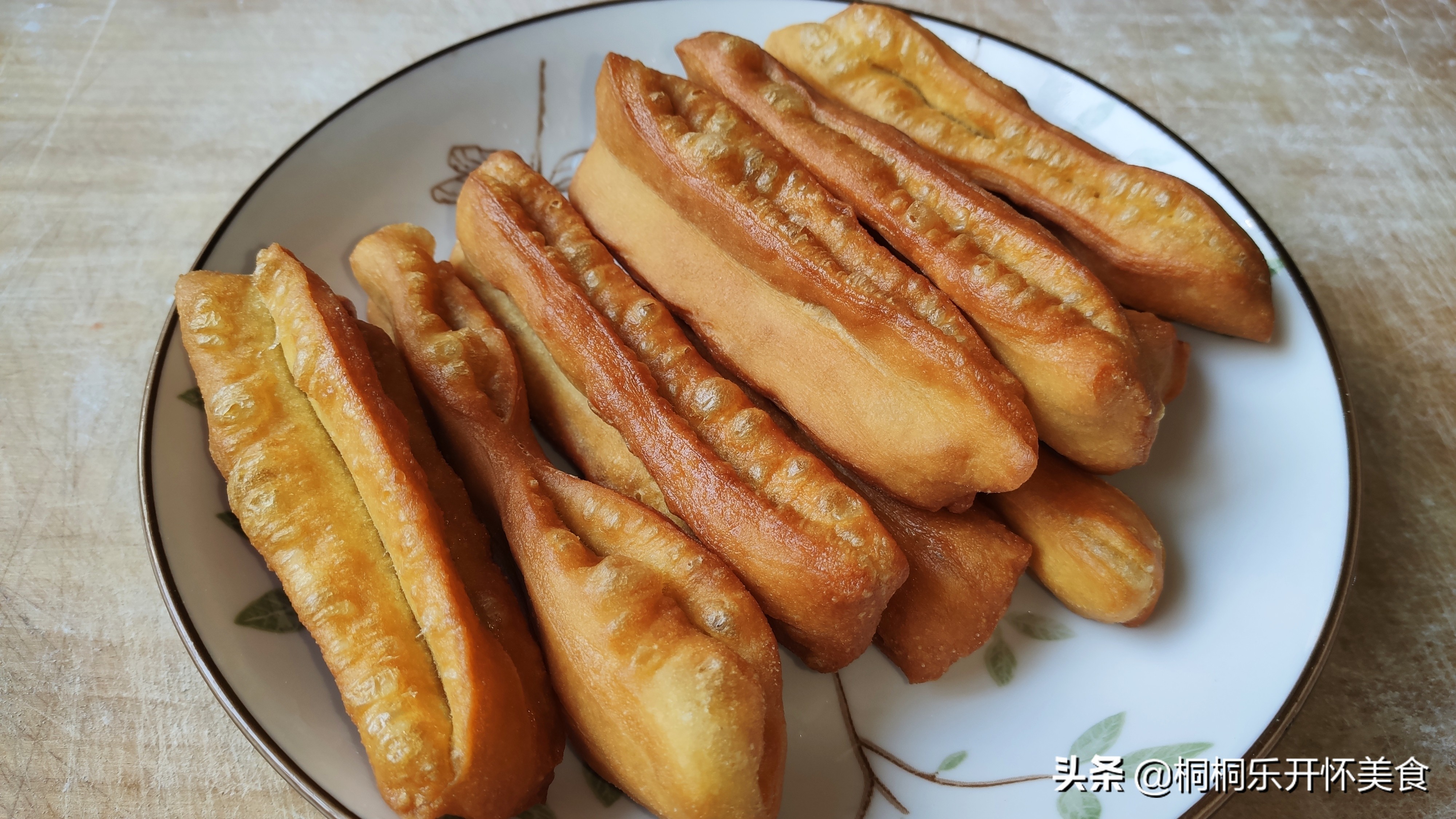 无矾油条怎么做到蓬松酥脆,自制油条蓬松酥软冷藏一夜