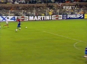 小梁观世界丨绿茵场里的“橙色闪电”