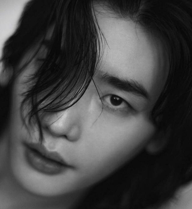 李钟硕整容电影,韩国明星服兵役李钟硕