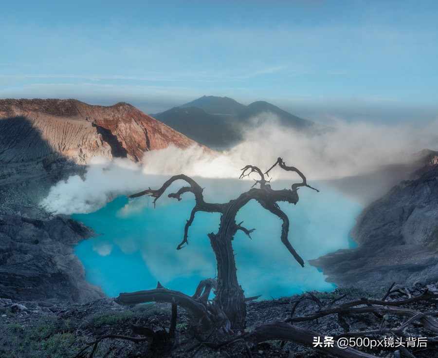蓝火，是游客追逐和观赏对象；而硫磺矿，更是矿工赖以生存的物品