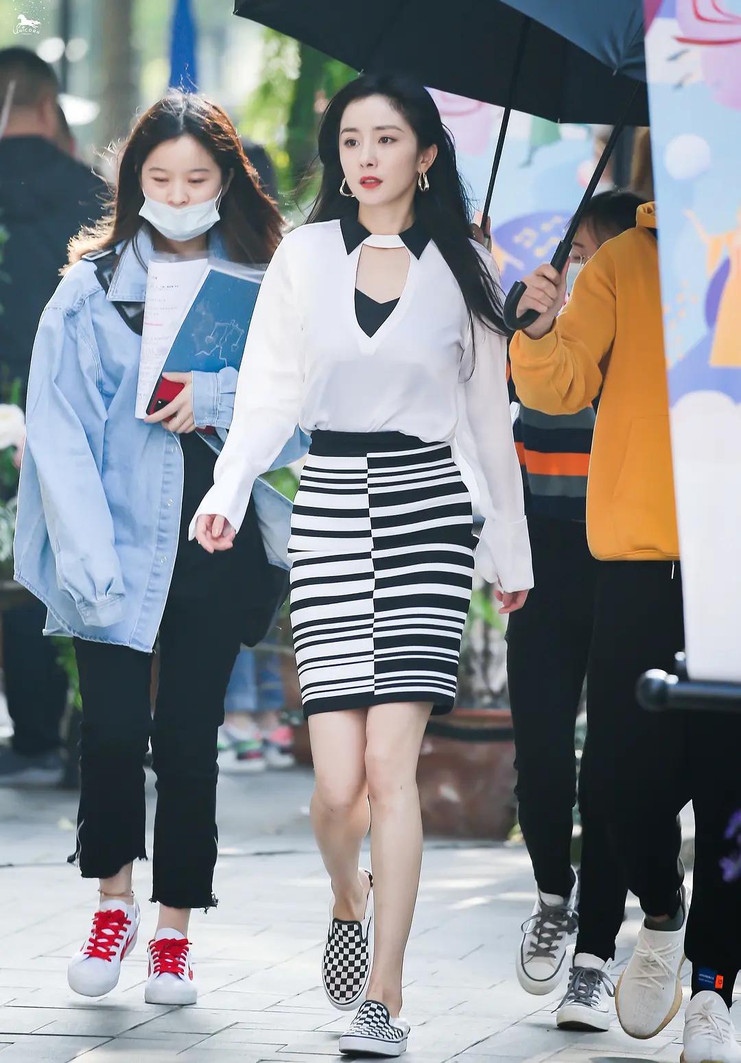 杨幂穿回力鞋白色视频,杨幂解约阿迪