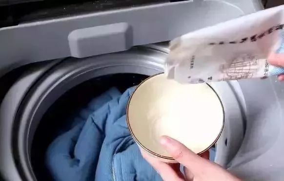 洗衣机洗的衣服上有片状污垢,衣服在洗衣机里面越洗越脏