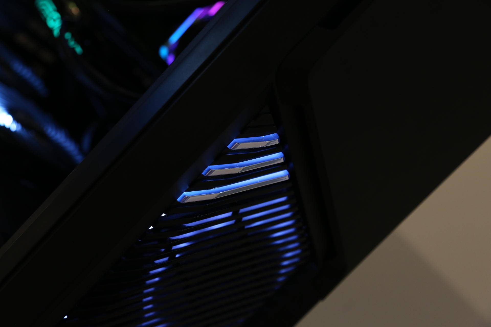 为刚踏入社会的小兄弟，配了一台高颜值散热好的FLUX平台主机