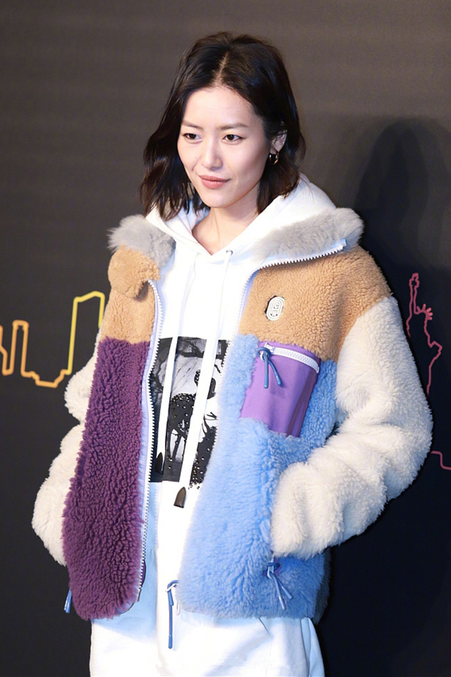 刘雯日常穿搭让你超模身材气质感,刘雯穿搭都是t恤造型