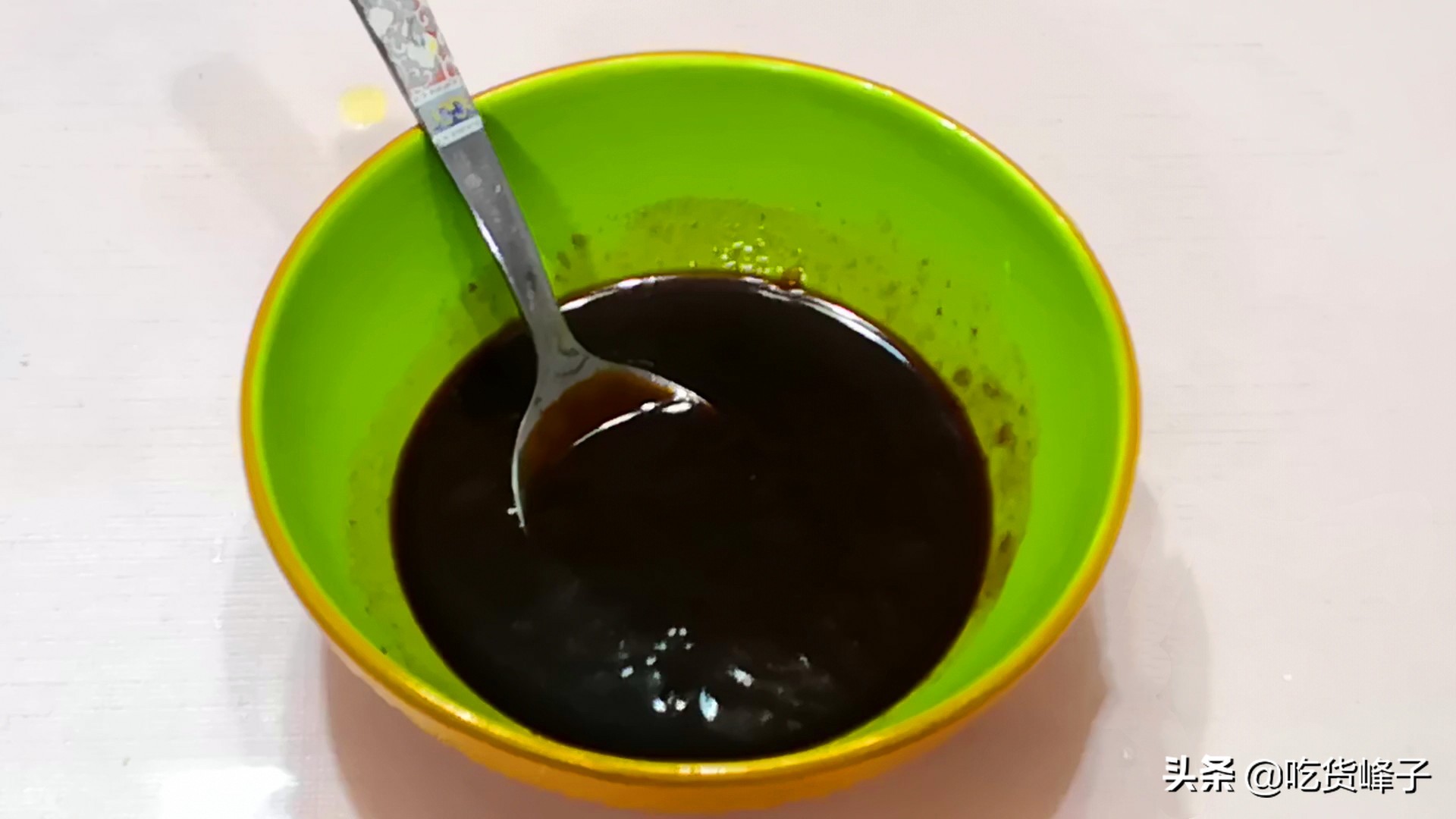 炒莲藕时，用盐泡还是用醋泡？大厨：都错了，这样做莲藕白又脆