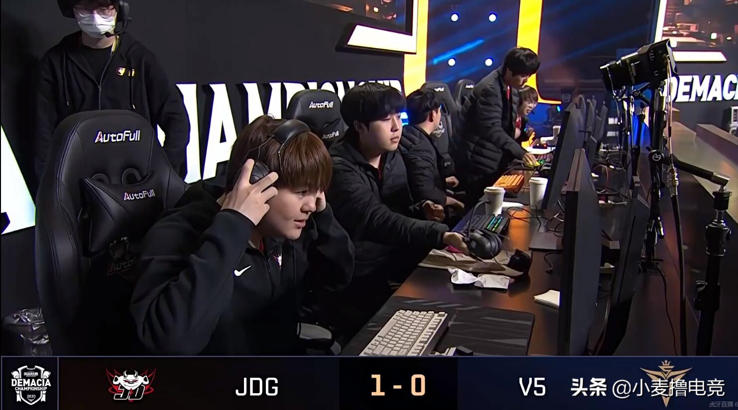 兮夜首秀发挥亮眼,助JDG首局击败V5!卡牌抢大龙是致胜关键