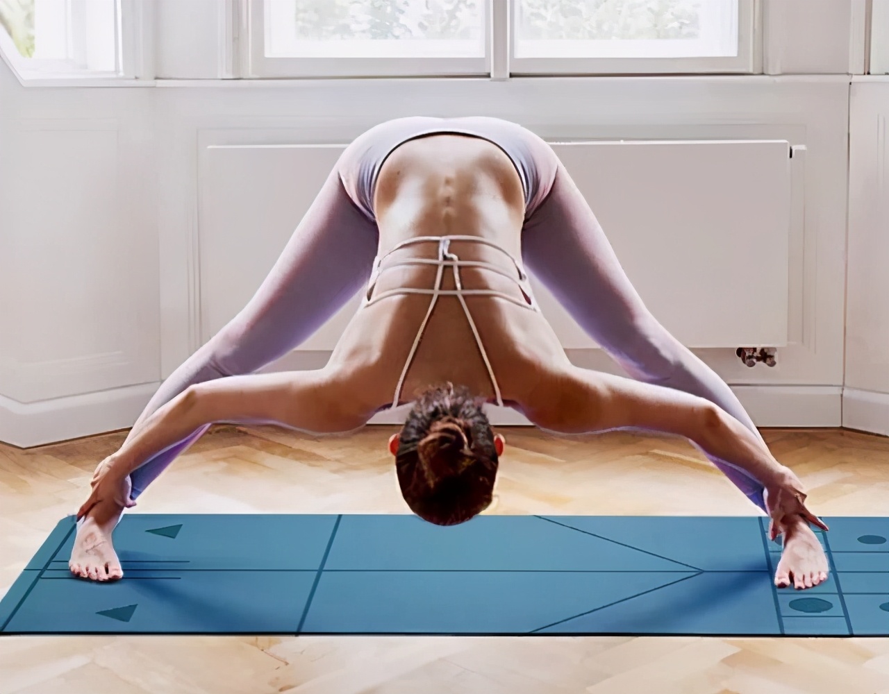 莲花盘坐的训练方法,莲花坐单盘腿怎么练