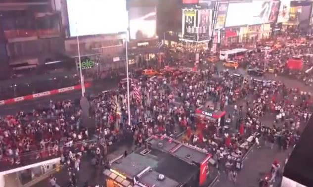 美民众草木皆兵：摩托车回火当枪声，时代广场数千人奔逃至少18伤