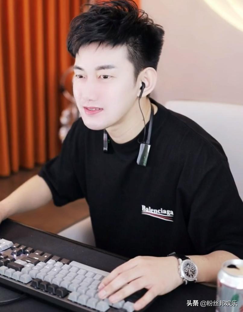 各大YY公会都争着想签约，微凉抉择困难，新老板挺把她“当人看”