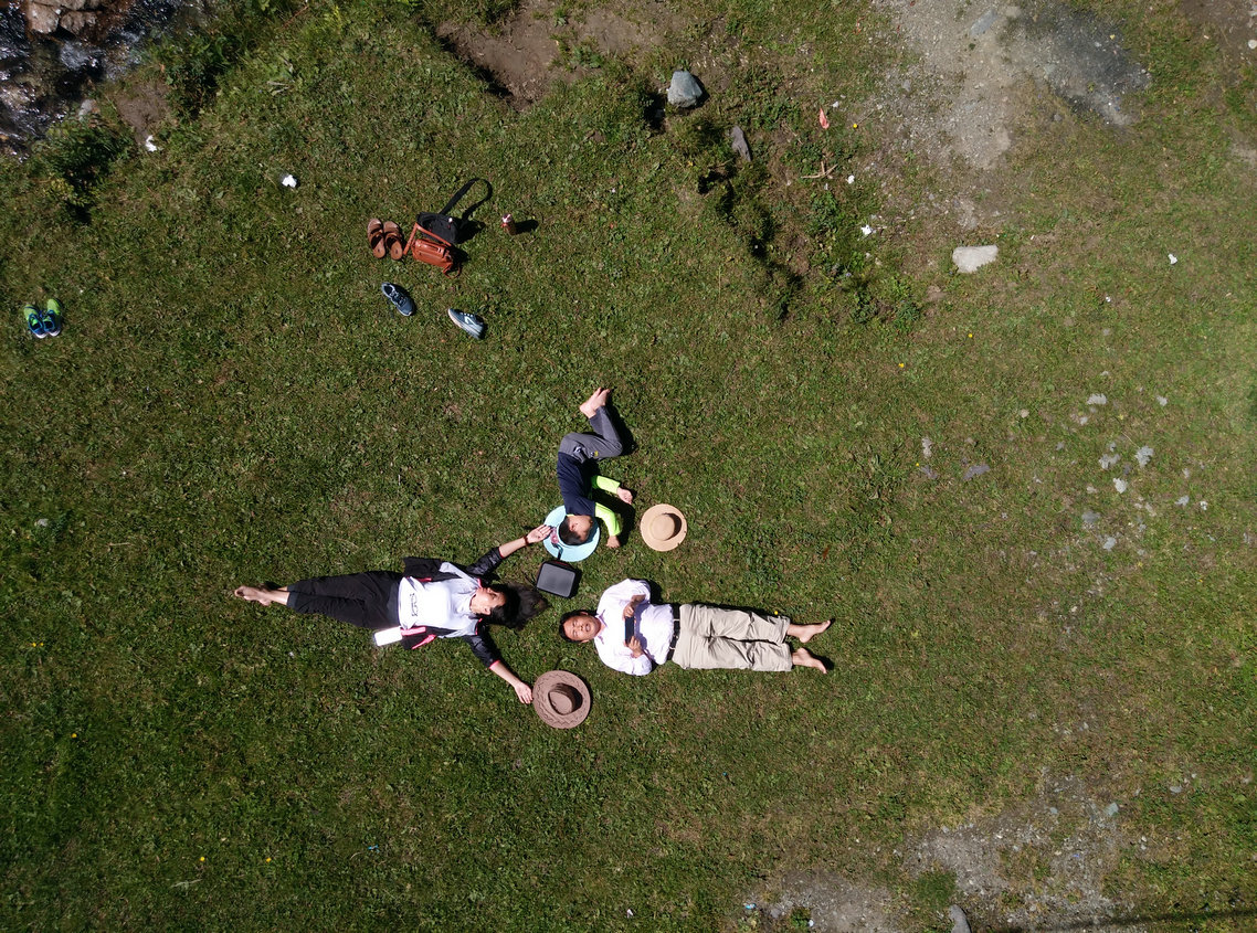 与*疆新**旅店老板共餐，直夸我土豆丝炒的好吃，后请我吃羊肉大餐