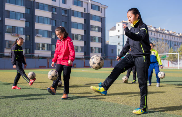 踢足球的女孩跳舞,踢足球的女孩的视频
