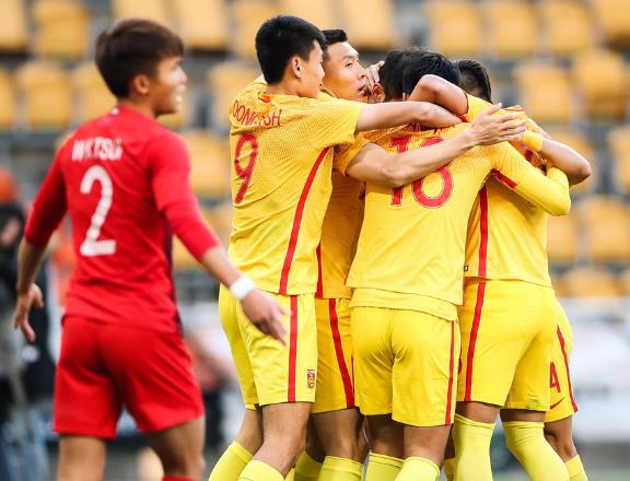 国足球迷挥舞国旗超燃视频,国足球迷骄傲的瞬间