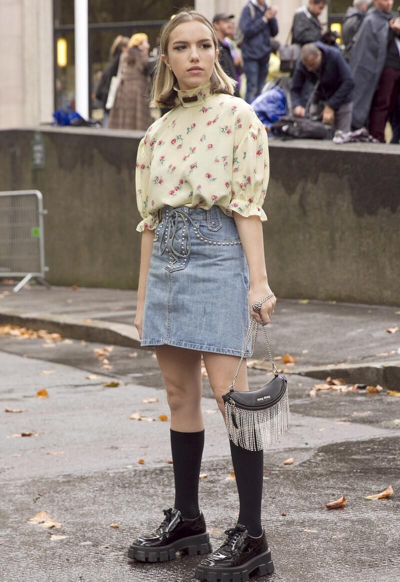 基础款牛仔短裙如何穿出新花样？这些搭配方式了解一下，超实用