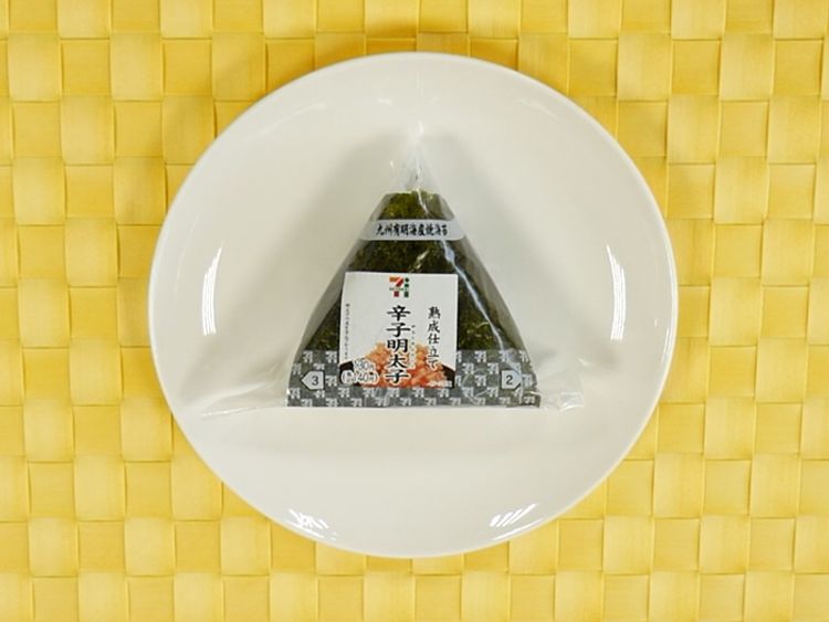 便利店的饭团怎么完整的取下来,便利店的那种饭团包装怎么打开