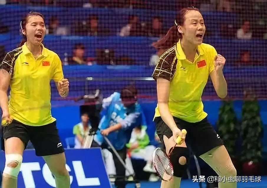 羽毛球单打和双打有什么区别,羽毛球为什么单打可以双打不行