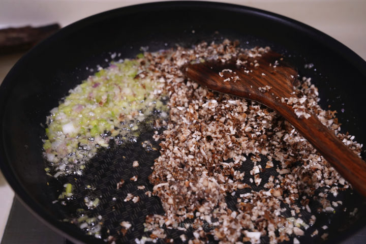 煎牛排爆油怎么办,煎牛排放黑胡椒容易糊吗