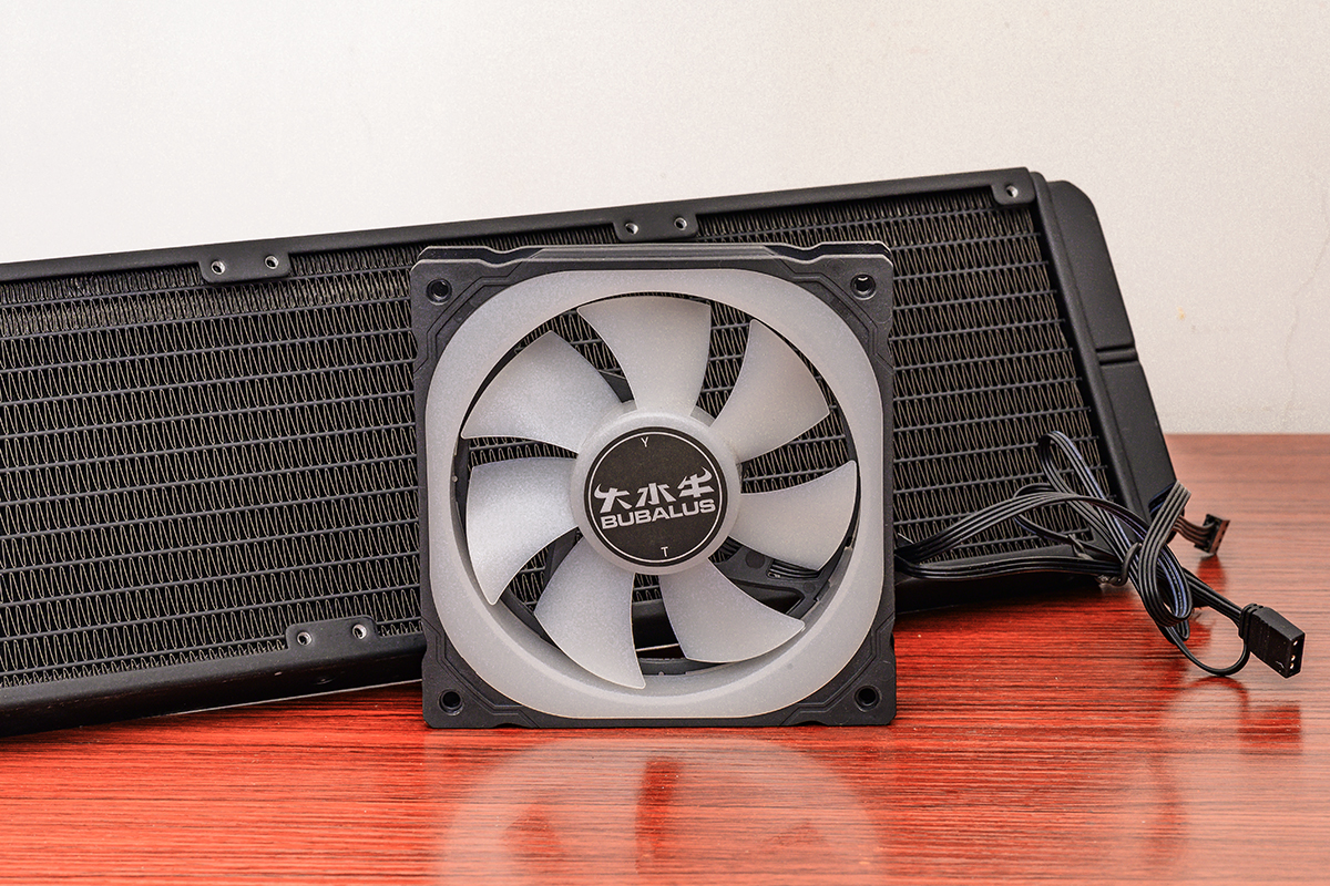 颜值与个性共舞，大水牛铁血战士异形机箱，越夜越有机