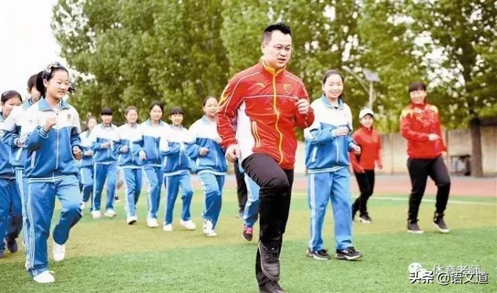 听听,怎么洗白体育老师!最后一句亮了