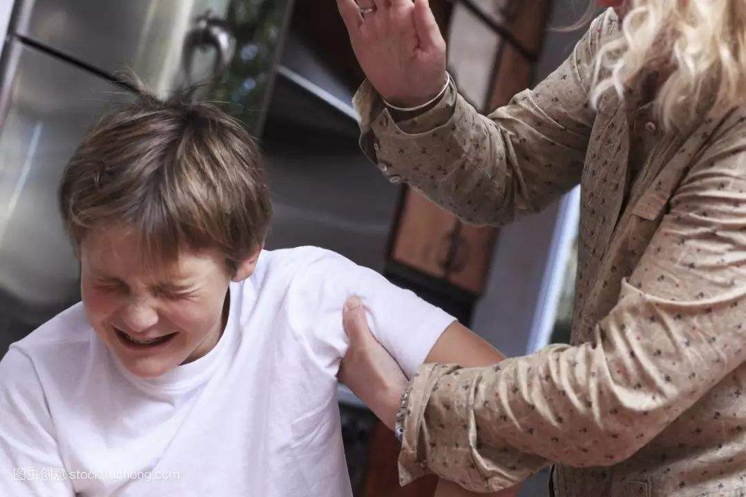 打完孩子后的自责,打完孩子特别后悔怎么办