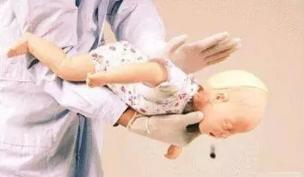 宝宝吃蓝莓卡喉父亲施救后续,小孩吞弹珠抢救视频