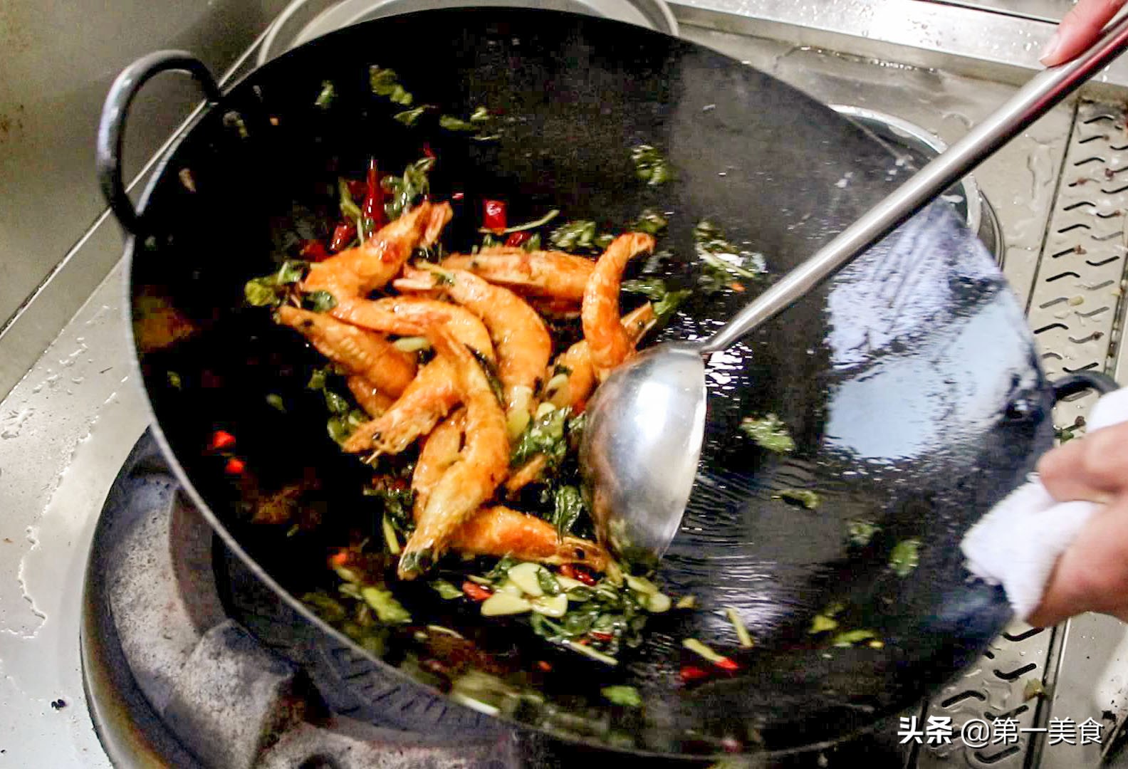 白灼虾的正确做法不腥鲜嫩爽口,大虾这样做虾肉嫩滑汤鲜味美