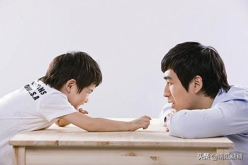 孩子抠指甲是缺什么,孩子抠手是缺什么维生素