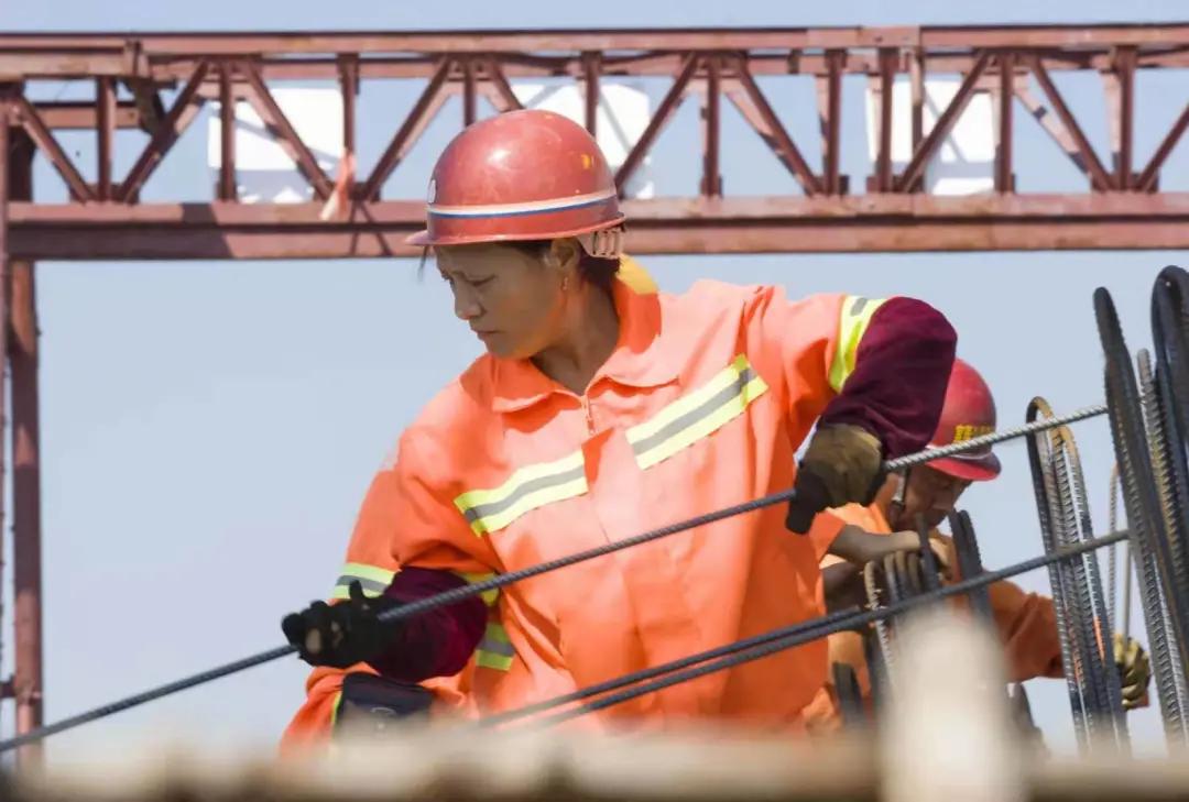 不惧高温坚守一线,无惧高温烤验坚守一线