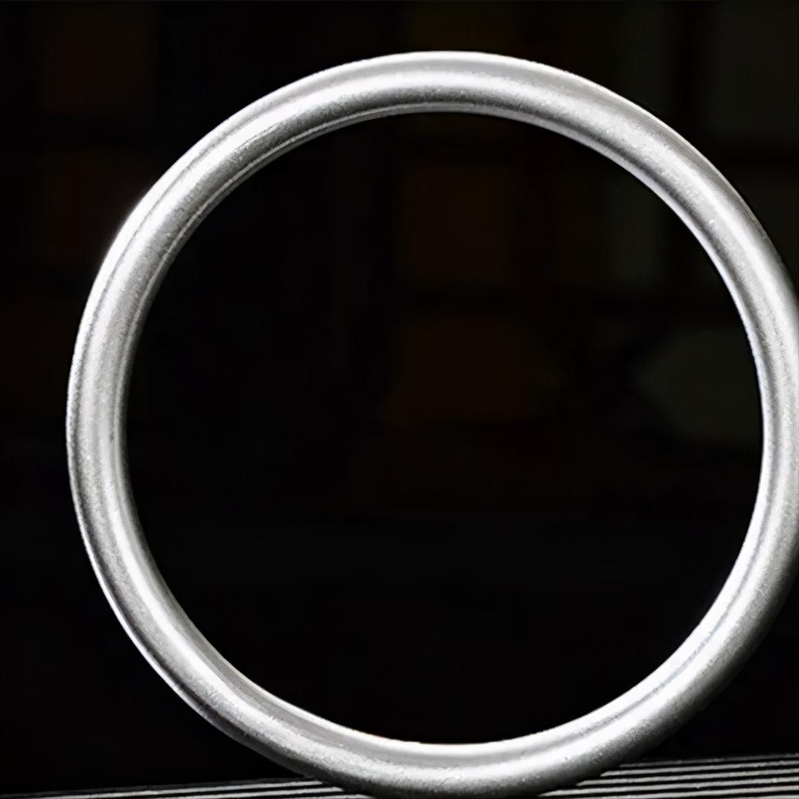 银手镯加吊坠好看吗,银手镯戴吊坠好还是光面的好